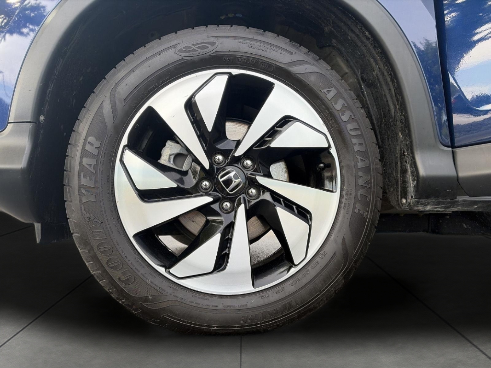 View vehicle photo 4