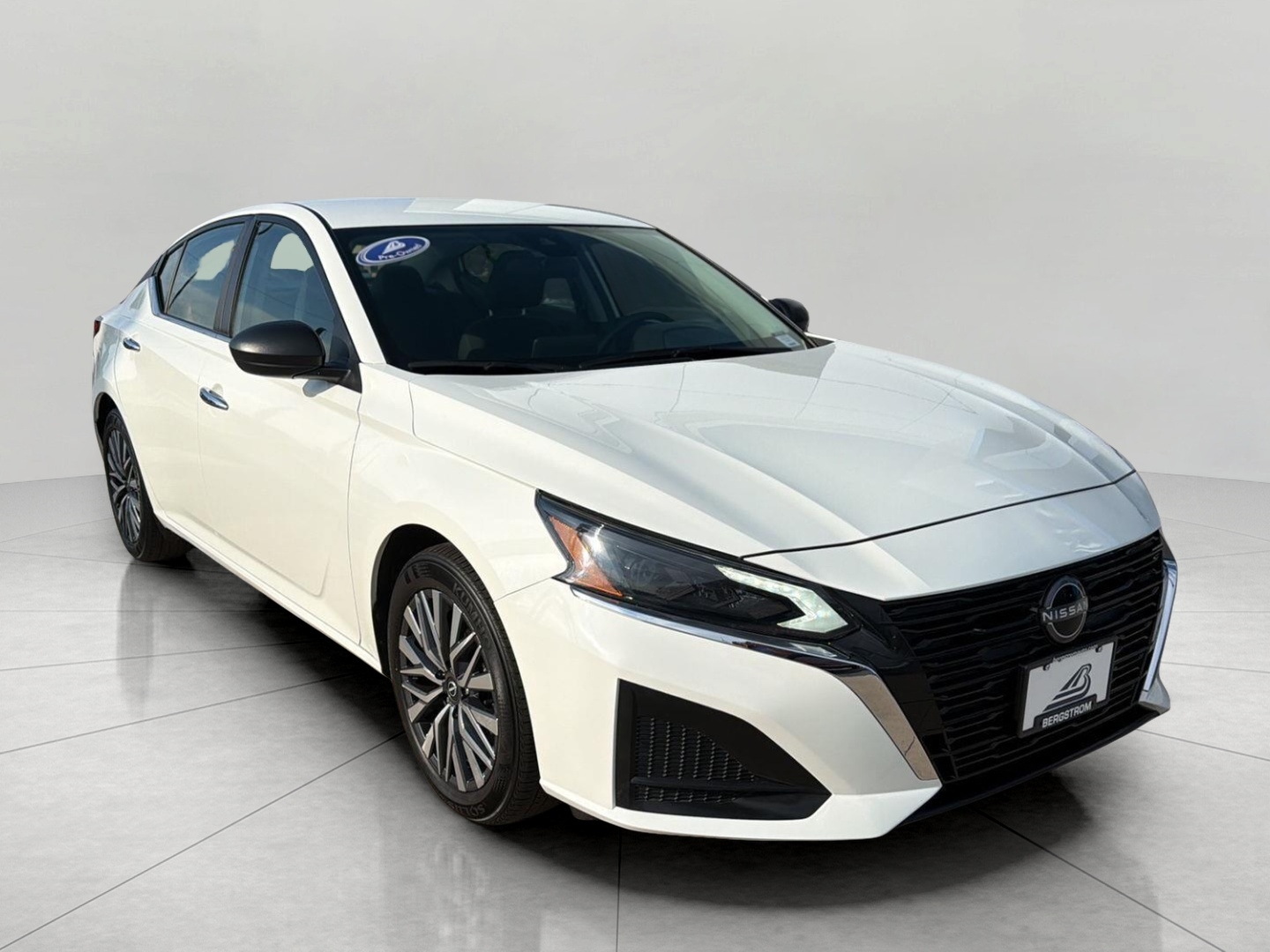 GLACIER WHITE 2025 Nissan Altima Sedan Front-Wheel Drive Automatic