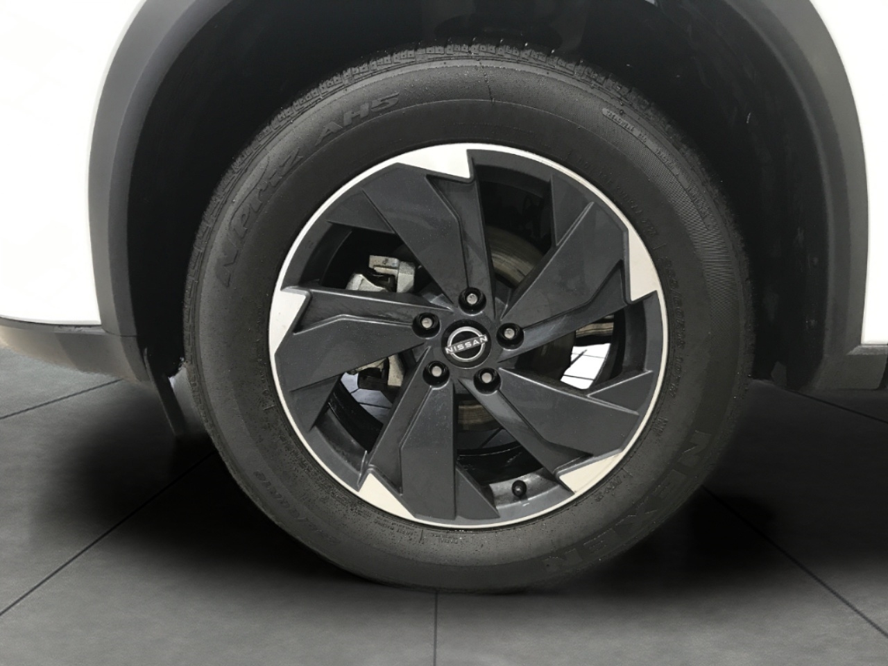 View vehicle photo 4